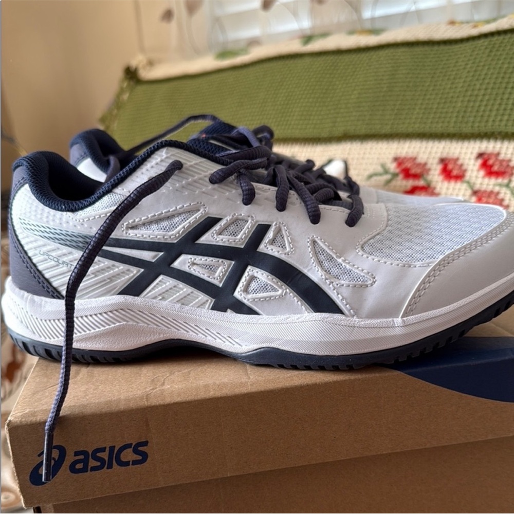 ASICS men’s up‎ court sneaker size 8